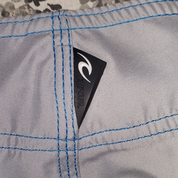 Mens Rip Curl swimming trunks, Size 30 - Picture 6 of 6